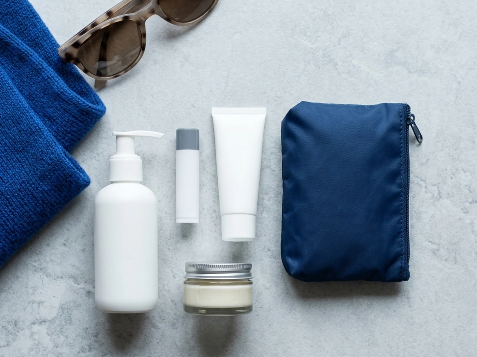 Produits sans marque pour la peau et les lèvres disposés pour un voyage dans les montagnes de l'Alberta