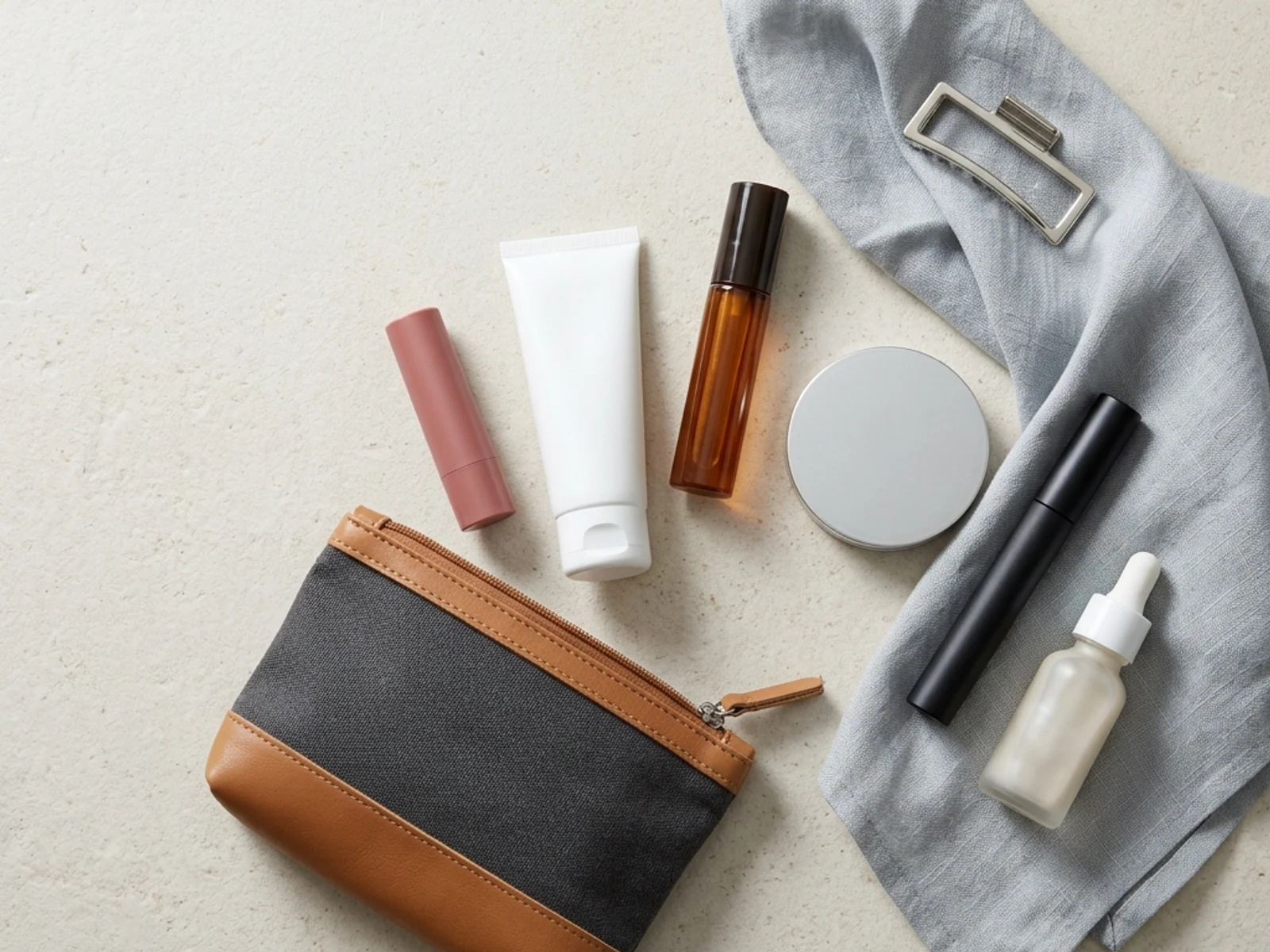 Produits sans marque pour le maquillage et les lèvres disposés dans une trousse compacte pour le Québec
